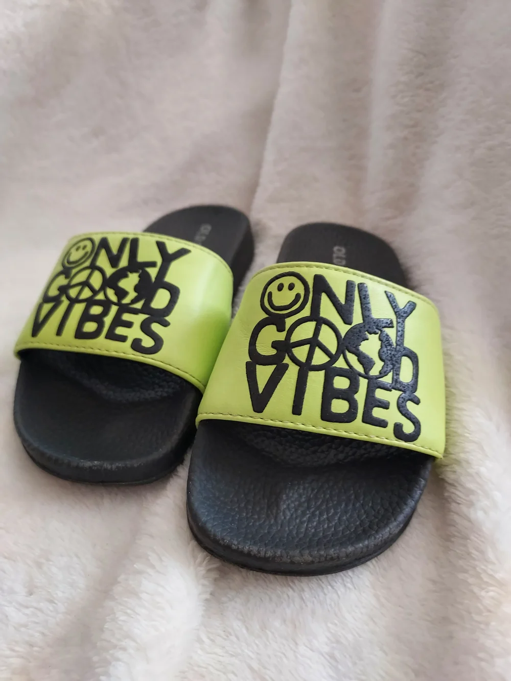 Old Navy Only Good Vibes Kids Slide Sandals Neon Lime & Black 10-11 Beach Pool